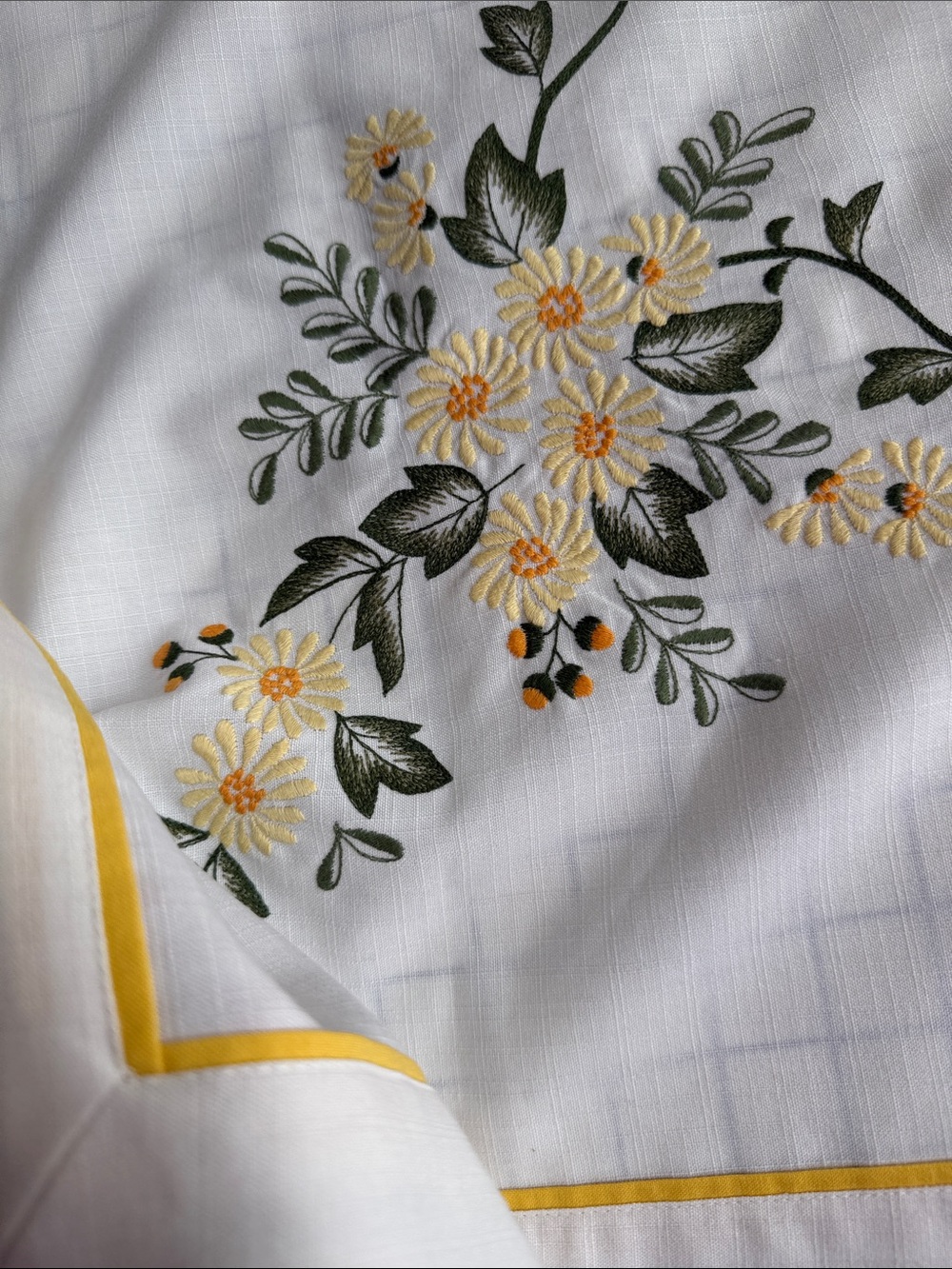 Embroidered Daisy Tablecloth 33” Square Linen Look Yellow Green Floral